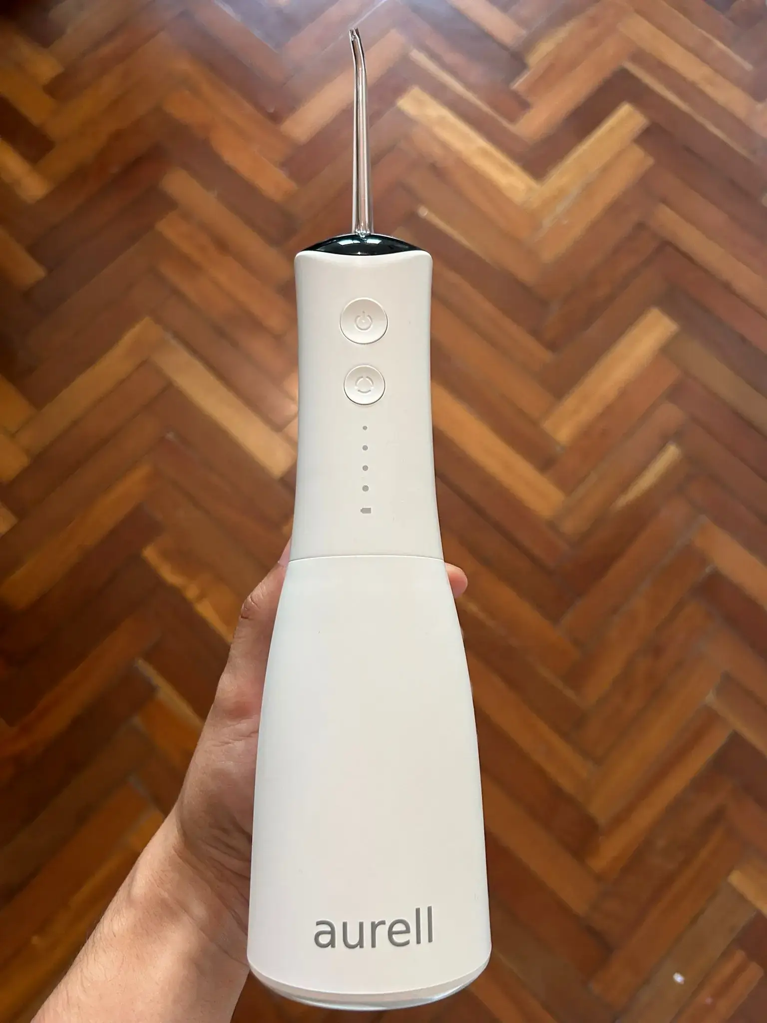 Paula usando el irrigador Aurell