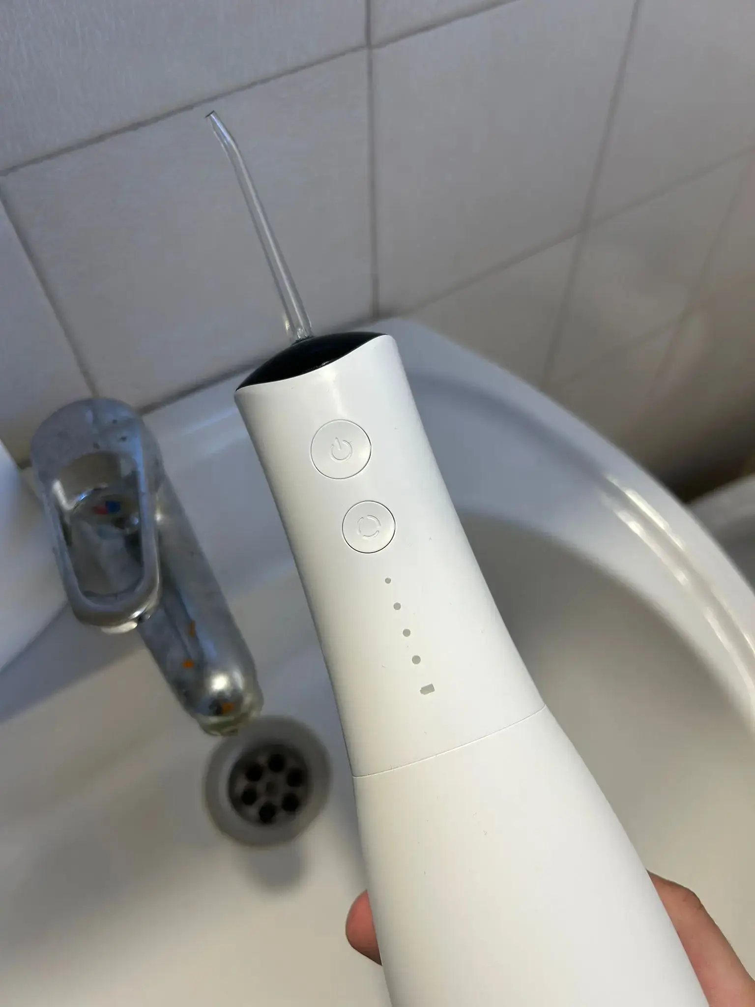 Sofía usando el irrigador Aurell