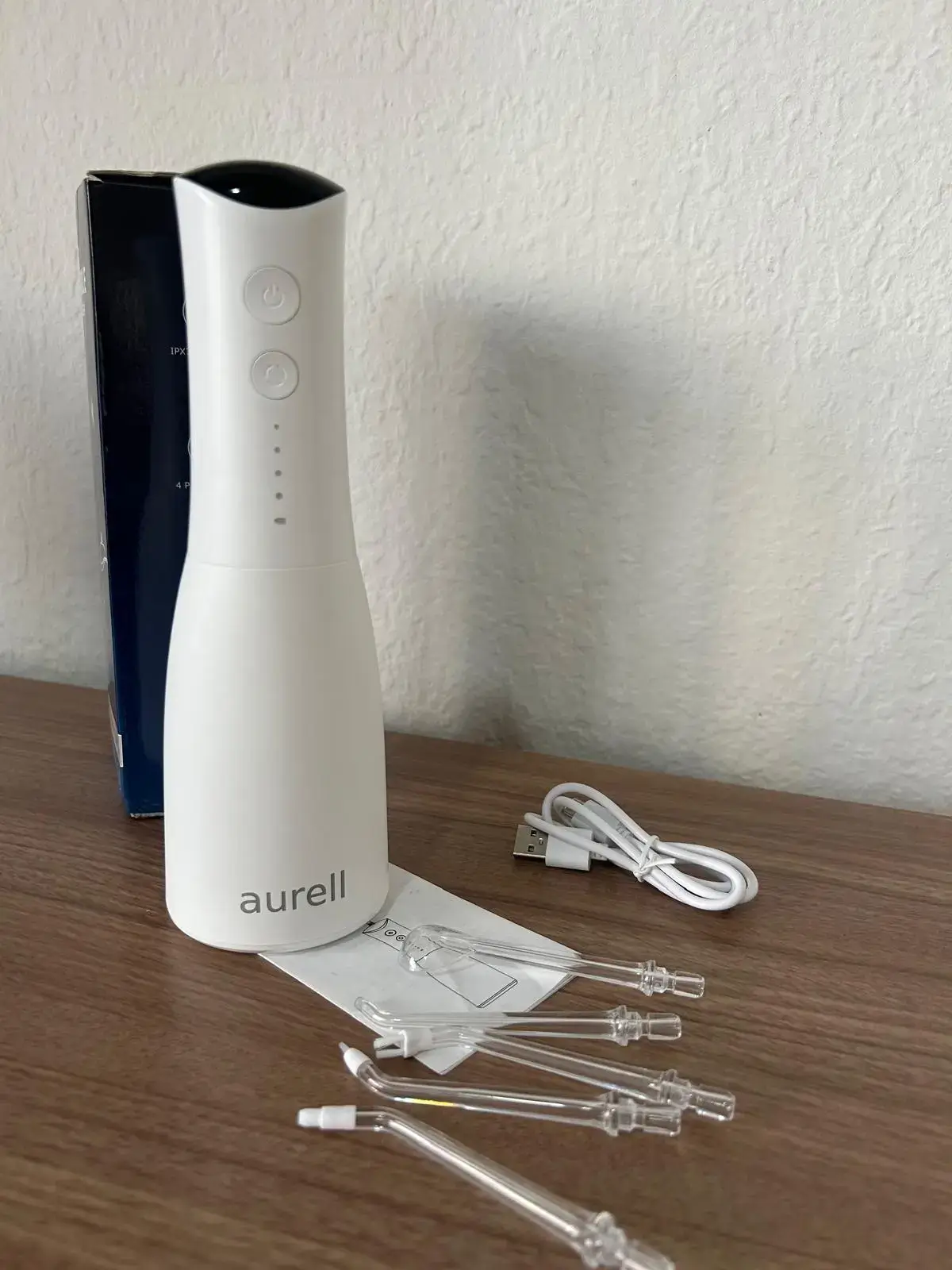 Diego usando el irrigador Aurell