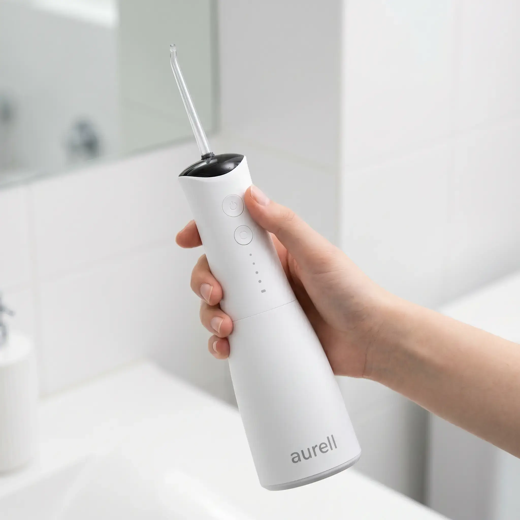Irrigador dental aurell en la mano